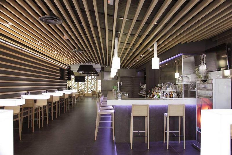 Ấn tượng mạnh với mẫu bàn đá Himacs xuyên sáng màu trắng tại một không qian quán cafe rất sang trọng và đẳng cấp.